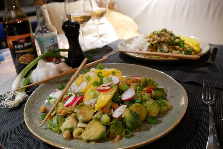 Kleurrijk teriyaki wokgerecht